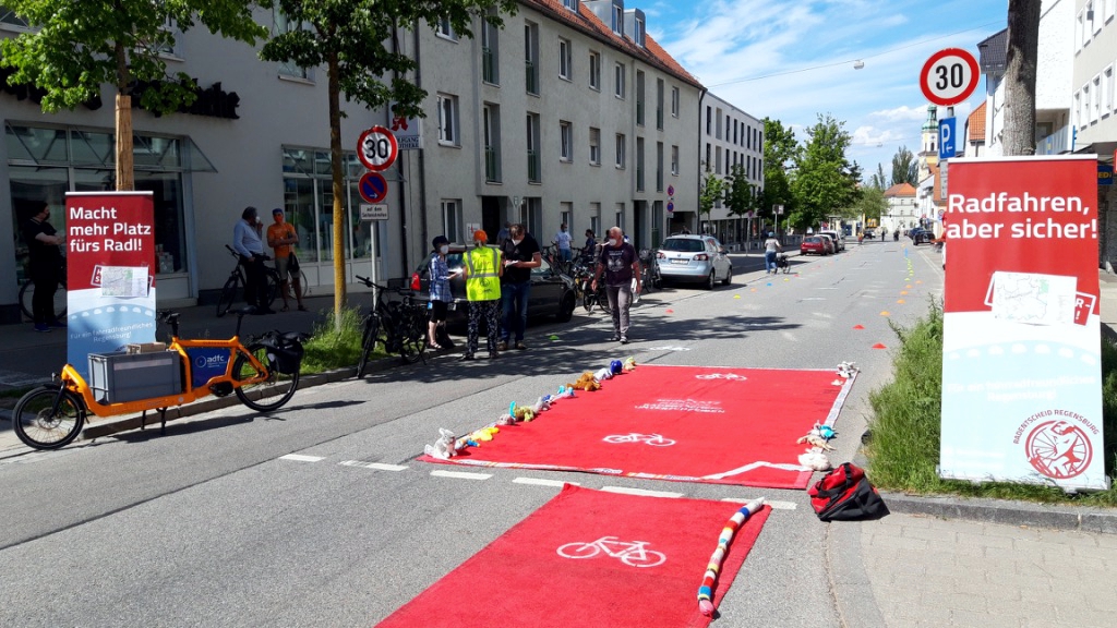Ziel 2: Bedarfsgerechte sichere Radwege Photo: Radentscheid Regensburg, Roter Teppich Aktion; Ingolf Radcke