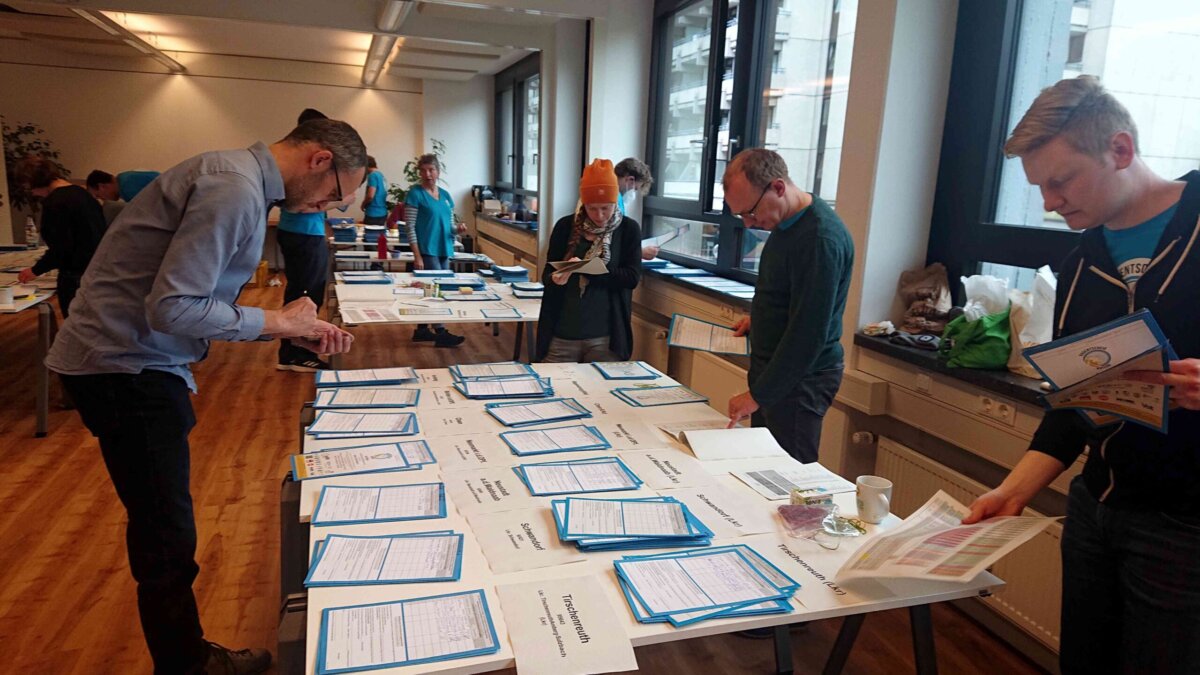 Freiwillige beim Sortieren von Unterschriftenbögen, Oktober 2022
