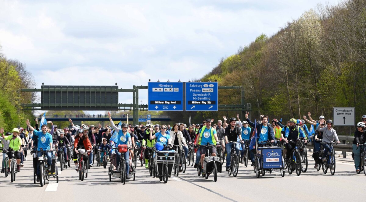 Teilnehmende an der Radsternfahrt 2023 auf der gesperrten Autobahn